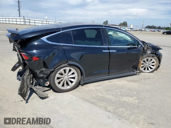 2016 Tesla Model X 70D z VIN 5YJXCDE23GF018396, wystawiony jako Copart lot #53056465 z przebiegiem 104 248 mil mil oraz Szkody całkowita. Historia ofert i sprzedaży dostępna na DreamBid. Obrazek 3.