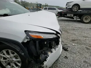 2018 Jeep Cherokee Latitude Plus z VIN 1C4PJLLX9JD588366, wystawiony jako Copart lot #56320305 z przebiegiem 125 585 mil mil oraz Szkoda całkowita • Salvage title. Historia ofert i sprzedaży dostępna na DreamBid. Obrazek 15.
