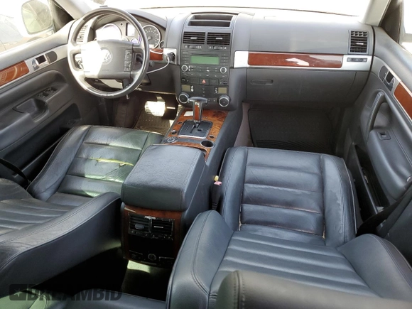 2004 Volkswagen Touareg z VIN WVGCM77L44D054387, wystawiony jako Copart lot #56009024 z przebiegiem 182 816 mil mil oraz Szkoda całkowita • Salvage title. Historia ofert i sprzedaży dostępna na DreamBid. Obrazek 8.