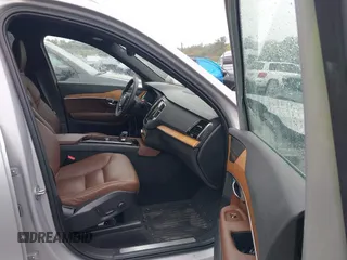 2023 Volvo XC90 Plus z VIN YV4062PN7P1954726, wystawiony jako IAAI lot #42049981 z przebiegiem 31 606 mil mil oraz . Historia ofert i sprzedaży dostępna na DreamBid. Obrazek 5.