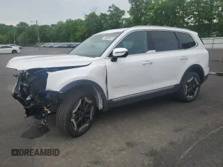 2025 Kia Telluride S z VIN 5XYP6DGC8SG602937, wystawiony jako Copart lot #57142385 z przebiegiem 4297 mil mil oraz Szkody całkowita. Historia ofert i sprzedaży dostępna na DreamBid. Obrazek 1.