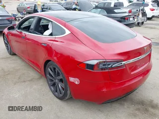 2019 Tesla Model S 100D z VIN 5YJSA1E46KF332066, wystawiony jako IAAI lot #42189828 z przebiegiem 55 751 mil mil oraz . Historia ofert i sprzedaży dostępna na DreamBid. Obrazek 3.