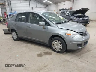 2010 Nissan Versa S z VIN 3N1BC1AP7AL397781, wystawiony jako IAAI lot #42344626 z przebiegiem 142 429 mil mil oraz . Historia ofert i sprzedaży dostępna na DreamBid. Obrazek 1.