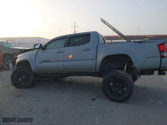 2018 Toyota Tacoma SR5 with VIN 5TFAZ5CN7JX058467, listed as a IAAI auction lot 41774036 with NaN miles. Bid and sale history available at carsss.com. Image 13.