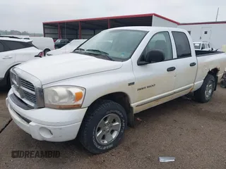2006 Dodge 1500 SLT z VIN 1D7HU18286S686472, wystawiony jako IAAI lot #42395263 z przebiegiem 196 124 mil mil oraz . Historia ofert i sprzedaży dostępna na DreamBid. Obrazek 2.