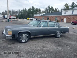 1985 Cadillac Fleetwood z VIN 1G6DW6989F9741010, wystawiony jako IAAI lot #41872467 z przebiegiem 75 417 mil mil oraz . Historia ofert i sprzedaży dostępna na DreamBid. Obrazek 6.