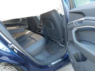 2021 Audi e-tron Premium Plus z VIN WA1LAAGE3MB018496, wystawiony jako IAAI lot #41898780 z przebiegiem 73 133 mil mil oraz . Historia ofert i sprzedaży dostępna na DreamBid. Obrazek 8.
