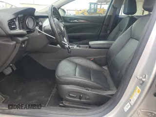 2018 Buick Regal Essence с VIN W04GP6SX8J1086932, выставлен на аукционе Copart как лот 54824185 с пробегом 69 473 миль миль и Списание • Salvage title. История ставок и продаж доступна на DreamBid. Изображение 7.