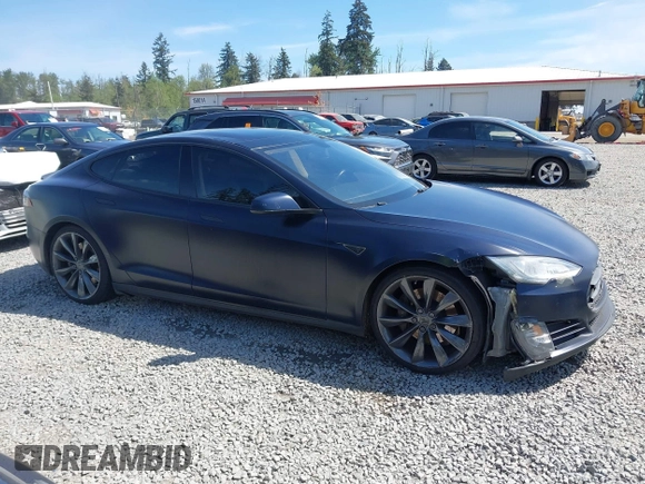 2013 Tesla Model S Performance z VIN 5YJSA1DP2DFP06669, wystawiony jako IAAI lot #42161357 z przebiegiem 177 710 mil mil oraz . Historia ofert i sprzedaży dostępna na DreamBid. Obrazek 14.