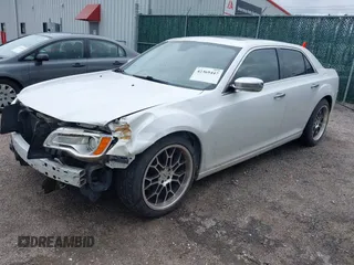2011 Chrysler 300 C z VIN 2C3CA6CT4BH529179, wystawiony jako IAAI lot #42369447 z przebiegiem 162 060 mil mil oraz . Historia ofert i sprzedaży dostępna na DreamBid. Obrazek 2.
