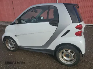 2013 Smart fortwo Pure z VIN WMEEJ3BA8DK619967, wystawiony jako Copart lot #49723735 z przebiegiem Nie podano mil oraz Tytuł czysty. Historia ofert i sprzedaży dostępna na DreamBid. Obrazek 2.