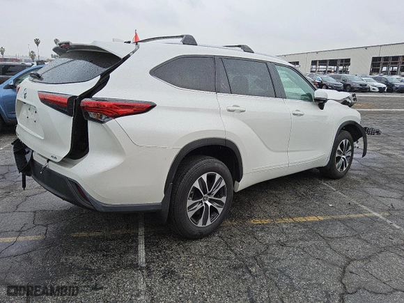 2021 Toyota Highlander XLE with VIN 5TDHZRAH2MS527719, listed as a Copart auction lot 46619885 with 0 mi miles and Salvage Title. Bid and sale history available at carsss.com. Image 3.