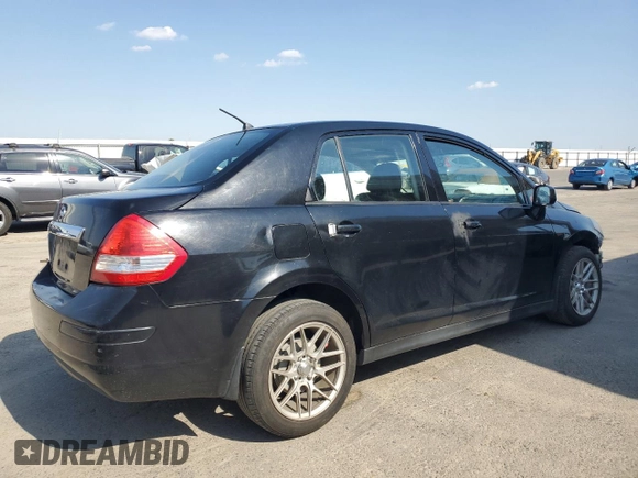 2010 Nissan Versa S z VIN 3N1BC1AP5AL360227, wystawiony jako Copart lot #55966485 z przebiegiem 197 936 mil mil oraz Szkoda całkowita • Salvage title. Historia ofert i sprzedaży dostępna na DreamBid. Obrazek 3.