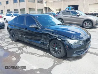 2017 BMW 3 Series 320i z VIN WBA8A9C36HK864042, wystawiony jako IAAI lot #42249630 z przebiegiem 121 620 mil mil oraz . Historia ofert i sprzedaży dostępna na DreamBid. Obrazek 1.