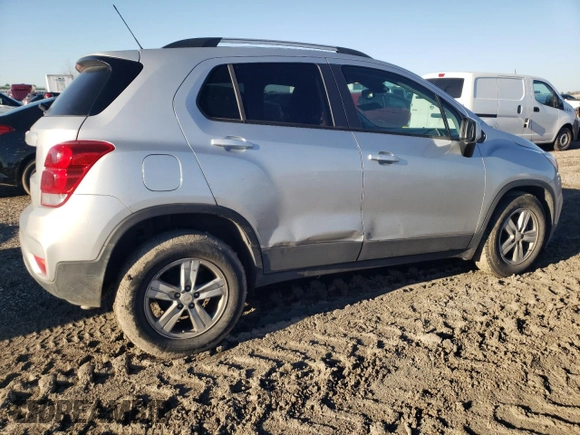 2022 Chevrolet Trax LT with VIN KL7CJLSMXNB518332, listed as a Copart auction lot 43560825 with 17,763 mi miles and Salvage Title. Bid and sale history available at carsss.com. Image 3.