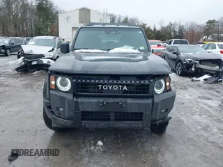 2024 Toyota Land Cruiser z VIN JTEABFAJ6RK007928, wystawiony jako IAAI lot #41575919 z przebiegiem 9282 mil mil oraz . Historia ofert i sprzedaży dostępna na DreamBid. Obrazek 12.