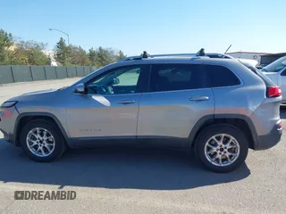 2015 Jeep Cherokee Latitude z VIN 1C4PJMCB0FW749323, wystawiony jako IAAI lot #41852102 z przebiegiem 162 060 mil mil oraz . Historia ofert i sprzedaży dostępna na DreamBid. Obrazek 14.