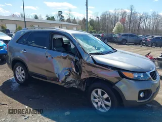 2012 Kia Sorento LX z VIN 5XYKT3A63CG193456, wystawiony jako IAAI lot #41878447 z przebiegiem 33 687 mil mil oraz . Historia ofert i sprzedaży dostępna na DreamBid. Obrazek 1.