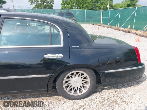 2001 Lincoln Town Car Signature with VIN 1LNHM82W11Y613959, listed as a IAAI auction lot 42432229 with 144,660 mi miles and . Bid and sale history available at DreamBid. Image 12.