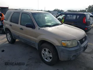 2007 Ford Escape XLT with VIN 1FMYU03157KB25095, listed as a IAAI auction lot 41501314 with 131,738 mi miles. Bid and sale history available at carsss.com. Image 1.