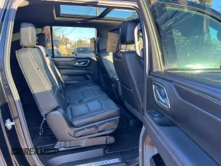 2021 Chevrolet Suburban RST z VIN 1GNSKEKD0MR457206, wystawiony jako Copart lot #83697674 z przebiegiem 139 570 mil mil oraz Czysty tytuł • Clean title. Historia ofert i sprzedaży dostępna na DreamBid. Obrazek 6.