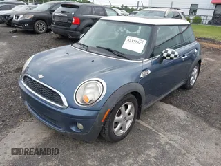 2010 MINI Hardtop z VIN WMWMF3C5XATZ26122, wystawiony jako IAAI lot #42377547 z przebiegiem 198 506 mil mil oraz . Historia ofert i sprzedaży dostępna na DreamBid. Obrazek 2.