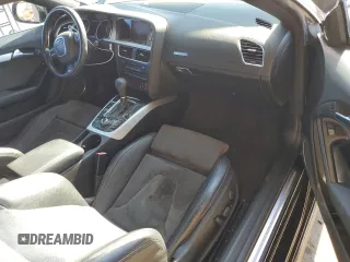 2009 Audi A5 z VIN WAUDK78T59A006979, wystawiony jako Copart lot #56527855 z przebiegiem 126 827 mil mil oraz Szkody całkowita. Historia ofert i sprzedaży dostępna na DreamBid. Obrazek 8.