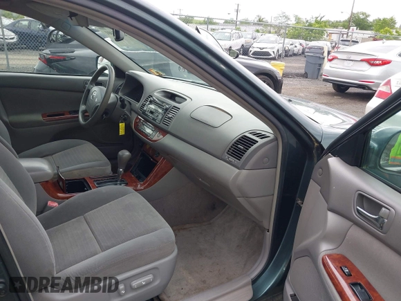2006 Toyota Camry STD z VIN 4T1BE30K16U109299, wystawiony jako IAAI lot #42305401 z przebiegiem 300 503 mil mil oraz . Historia ofert i sprzedaży dostępna na DreamBid. Obrazek 5.