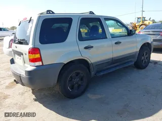 2005 Ford Escape XLT with VIN 1FMYU93135KC44135, listed as a IAAI auction lot 42002351 with 185,569 mi miles. Bid and sale history available at carsss.com. Image 4.