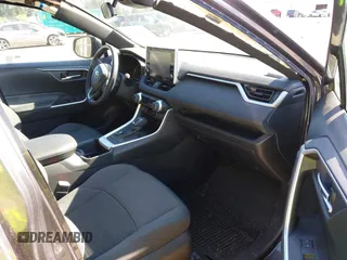 2022 Toyota RAV4 Hybrid SE z VIN 4T3T6RFV5NU101105, wystawiony jako IAAI lot #42666372 z przebiegiem 7 644 mil mil oraz . Historia ofert i sprzedaży dostępna na DreamBid. Obrazek 5.