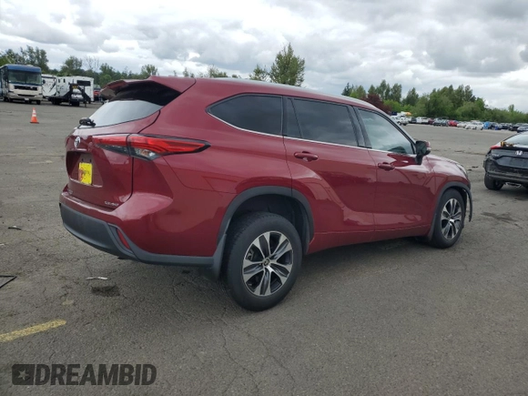 2021 Toyota Highlander XLE with VIN 5TDHZRBH5MS122811, listed as a Copart auction lot 57135585 with 85,703 mi miles and Salvage title. Bid and sale history available at DreamBid. Image 3.