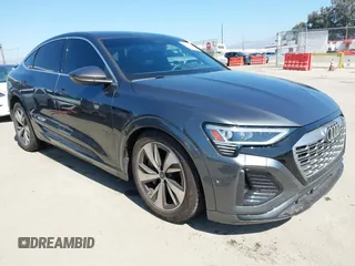 2024 Audi Q8 e-tron Sportback S line Premium Plus z VIN WA1CAAGE9RB049520, wystawiony jako IAAI lot #41648149 z przebiegiem 10 007 mil mil oraz . Historia ofert i sprzedaży dostępna na DreamBid. Obrazek 1.