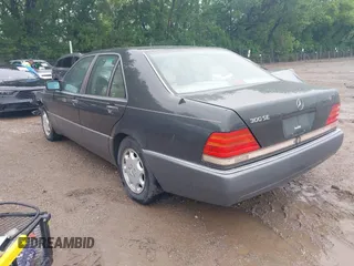 1993 Mercedes-Benz S 320 z VIN WDBGA32E7PA111623, wystawiony jako IAAI lot #42324385 z przebiegiem 130 231 mil mil oraz . Historia ofert i sprzedaży dostępna na DreamBid. Obrazek 3.