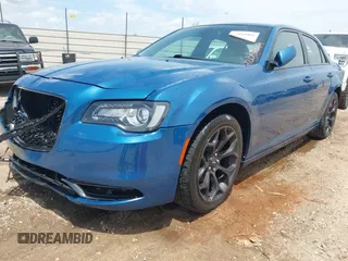 2020 Chrysler 300 S z VIN 2C3CCABG7LH188735, wystawiony jako IAAI lot #42051069 z przebiegiem 83 536 mil mil oraz . Historia ofert i sprzedaży dostępna na DreamBid. Obrazek 2.