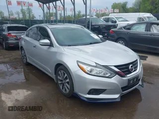 2017 Nissan Altima SV z VIN 1N4AL3AP4HC220833, wystawiony jako IAAI lot #42032595 z przebiegiem 59 206 mil mil oraz . Historia ofert i sprzedaży dostępna na DreamBid. Obrazek 1.