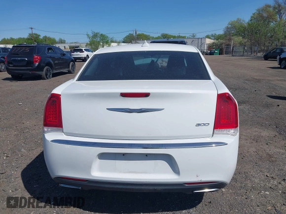 2016 Chrysler 300 Anniversary Edition z VIN 2C3CCAAG5GH147494, wystawiony jako IAAI lot #42158928 z przebiegiem 107 084 mil mil oraz . Historia ofert i sprzedaży dostępna na DreamBid. Obrazek 16.