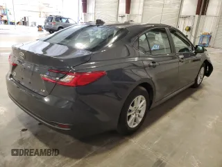 2025 Toyota Camry LE z VIN 4T1DBADK1SU004983, wystawiony jako Copart lot #57421665 z przebiegiem 8 122 mil mil oraz Czysty tytuł • Clean title. Historia ofert i sprzedaży dostępna na DreamBid. Obrazek 3.