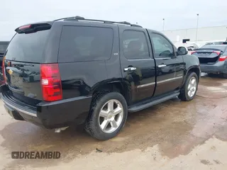 2014 Chevrolet Tahoe LTZ z VIN 1GNSCCE04ER141920, wystawiony jako IAAI lot #41484239 z przebiegiem 98 855 mil mil oraz . Historia ofert i sprzedaży dostępna na DreamBid. Obrazek 4.