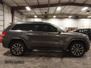 2017 Jeep Grand Cherokee Overland z VIN 1C4RJFCG6HC641812, wystawiony jako IAAI lot #42053404 z przebiegiem 129 184 mil mil oraz . Historia ofert i sprzedaży dostępna na DreamBid. Obrazek 13.