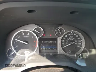 2015 Toyota Tundra SR5 z VIN 5TFDW5F13FX451047, wystawiony jako Copart lot #50040375 z przebiegiem 104 657 mil mil oraz Szkoda całkowita • Salvage title. Historia ofert i sprzedaży dostępna na DreamBid. Obrazek 9.