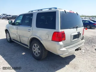 2006 Lincoln Navigator Luxury with VIN 5LMFU27566LJ23992, listed as a IAAI auction lot 41724936 with 189,727 mi miles. Bid and sale history available at carsss.com. Image 3.