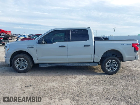 2023 Ford F-150 Lightning Pro z VIN 1FTVW1EL4PWG59817, wystawiony jako IAAI lot #41243052 z przebiegiem 9 859 mil mil oraz . Historia ofert i sprzedaży dostępna na DreamBid. Obrazek 14.