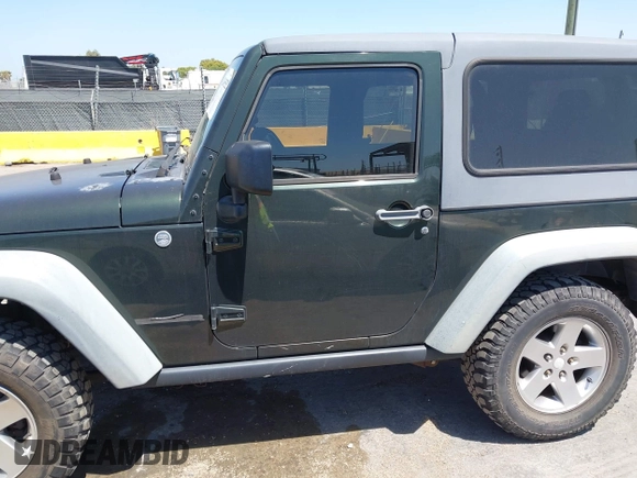 2011 Jeep Wrangler Rubicon z VIN 1J4BA6D11BL556342, wystawiony jako IAAI lot #42465252 z przebiegiem 80 377 mil mil oraz . Historia ofert i sprzedaży dostępna na DreamBid. Obrazek 14.