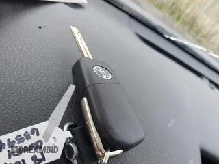 2018 Toyota Camry LE z VIN 4T1B11HK8JU635944, wystawiony jako IAAI lot #41672751 z przebiegiem 174 514 mil mil oraz . Historia ofert i sprzedaży dostępna na DreamBid. Obrazek 11.