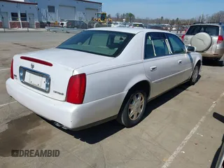 2004 Cadillac DeVille z VIN 1G6KD54Y74U129218, wystawiony jako IAAI lot #41786756 z przebiegiem 167 125 mil mil oraz . Historia ofert i sprzedaży dostępna na DreamBid. Obrazek 4.