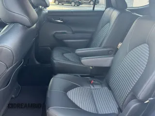 2024 Toyota Highlander LE z VIN 5TDKDRAH7RS534676, wystawiony jako Copart lot #57361405 z przebiegiem 11 321 mil mil oraz Czysty tytuł • Clean title. Historia ofert i sprzedaży dostępna na DreamBid. Obrazek 6.