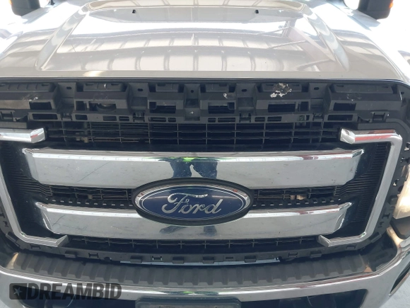 2015 Ford F-250 XLT z VIN 1FT7X2B60FEC27921, wystawiony jako IAAI lot #41962970 z przebiegiem 316 909 mil mil oraz . Historia ofert i sprzedaży dostępna na DreamBid. Obrazek 6.