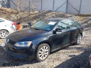2011 Volkswagen Jetta Sedan SE w/Convenience & Sunroof PZEV with VIN 3VWDZ7AJ6BM040569, listed as a IAAI auction lot 41872654 with 176,846 mi miles. Bid and sale history available at carsss.com. Image 2.