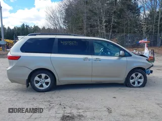 2015 Toyota Sienna LE AAS с VIN 5TDKK3DC0FS630972, выставлен на аукционе IAAI как лот 41898691 с пробегом 112 517 миль миль и . История ставок и продаж доступна на DreamBid. Изображение 14.