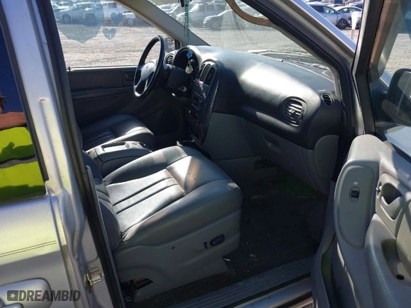 2005 Dodge Caravan SXT with VIN 2D4GP44L45R477780, listed as a IAAI auction lot 41654075 with 166,060 mi miles. Bid and sale history available at carsss.com. Image 5.